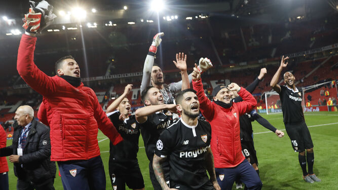 Euforia entre los jugadores del Sevilla tras su gesta.
