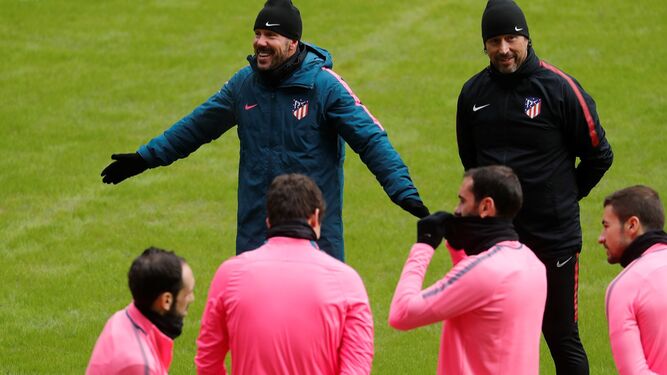 Diego Simeone bromea con los suyos durante el entrenamiento de ayer en Moscú.