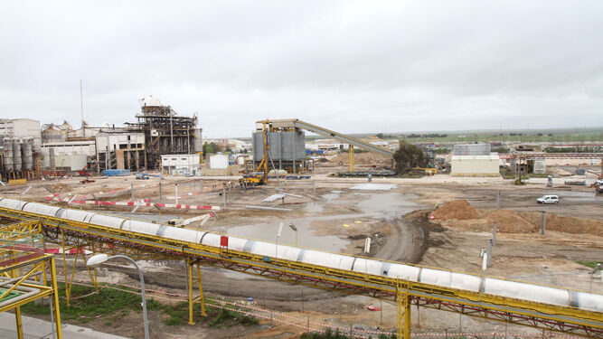 Imagen de la superficie donde irá instalada la tercera planta de biomasa en las instalaciones de San Juan del Puerto.