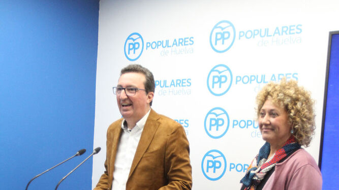 La portavoz popular en el Ayuntamiento, Pilar Miranda, felicita a Pilar Marín.