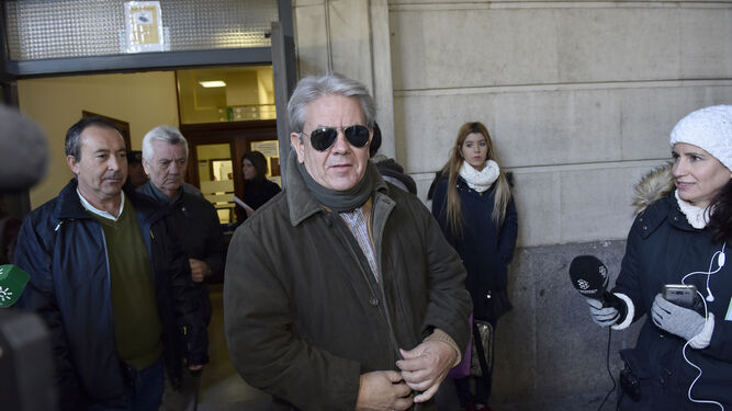 Enrique Filgueras sale de los juzgados el pasado 4 de diciembre. A su derecha, le sigue Antonio Velarde.