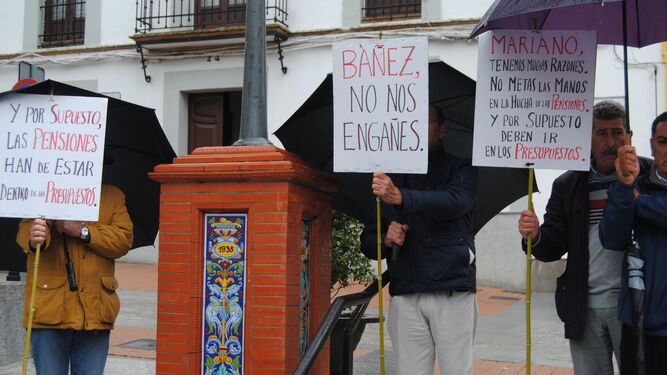 Manifestantes en la plaza del Ayuntamiento de Valverde del Camino.