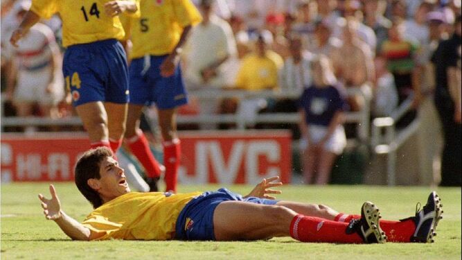 Andrés Escobar, defensa de la selección colombiana, tumbado en el suelo tras marcarse el gol que le costó la vida.