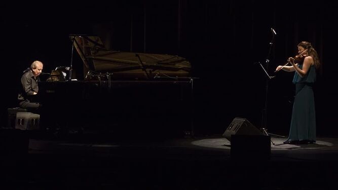 El compositor belga Wim Mertens, al piano, con la violinista Tatiana Samoil, el viernes, en el Gran Teatro.