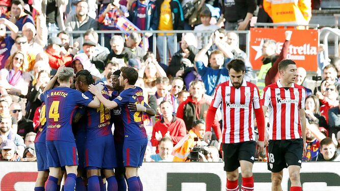 Los jugadores del Barcelona celebran uno de los goles del partido ante la impotencia de Beñat y De Marcos.