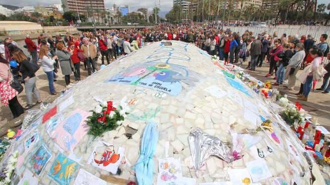 El monumento La Ballena, convertido en Almería en símbolo del recuerdo al pequeño Gabriel Cruz y de la solidaridad de los almerienses con la familia del niño asesinado.