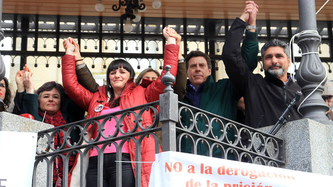 Ruth Ortiz, Marianela Olmedo, Juan Carlos Quer y Juan José Cortés, cogidos de la mano en primera fila.