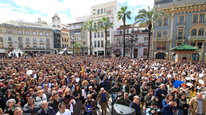 Miles de manifestantes ayer en la Plaza de las Monjas de Huelva, ante el templete desde el que hablaron los familiares de las víctimas.