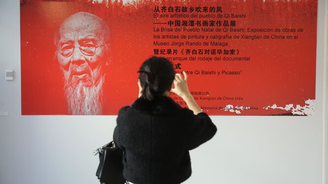 Un panel sobre la muestra dedicada al pintor chino.