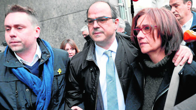 El ex 'conseller' Jordi Turull (centro), candidato fallido a ser investido presidente de la Generalitat, a la salida ayer del Supremo en un receso para almorzar.