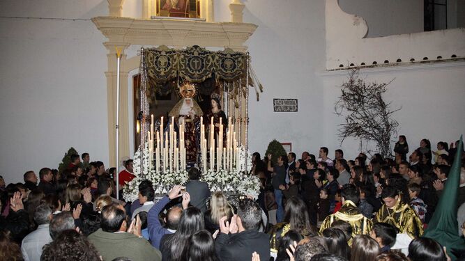 Emotivo momento de la salida del palio de la Virgen de la Amargura en la Madrugá cartayera.