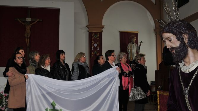 Mujeres de la AECC, frente al Señor de la Humildad.