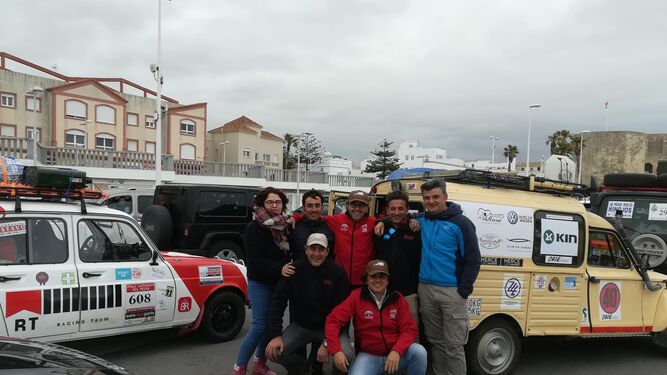 Los siete onubenses que participan desde hoy en el Rally Solidario del Atlas, antes de pasar el Estrecho con sus vehículos este viernes pasado.