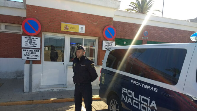 Uno de los agentes de la Brigada de Extranjería de Huelva, a las puertas de las actuales instalaciones policiales portuarias.