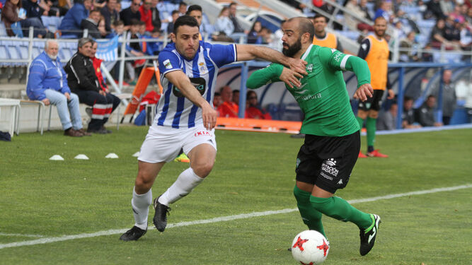 Núñez se marcha de un defensor del Villanovense durante la segunda mitad del encuentro.