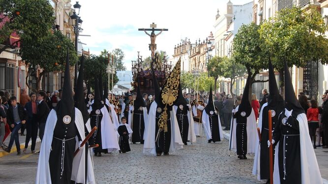 Un momento de la procesión del Cristo del Perdón de La Palma del Condado, por la calle Real.