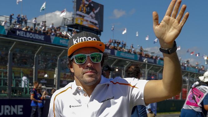 Fernando Alonso saluda a los asistentes al circuito de Albert Park.