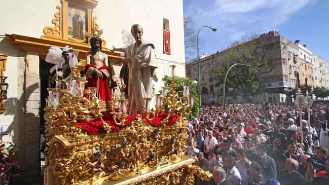 El paso de la Presentación al Pueblo saliendo de la Parroquia de San Benito.