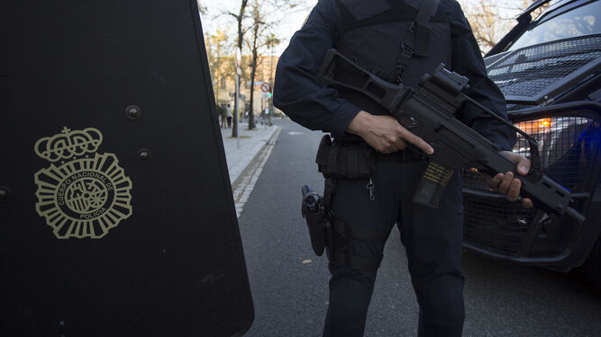 Patrulla antiterrorista en la calle La Rábida.