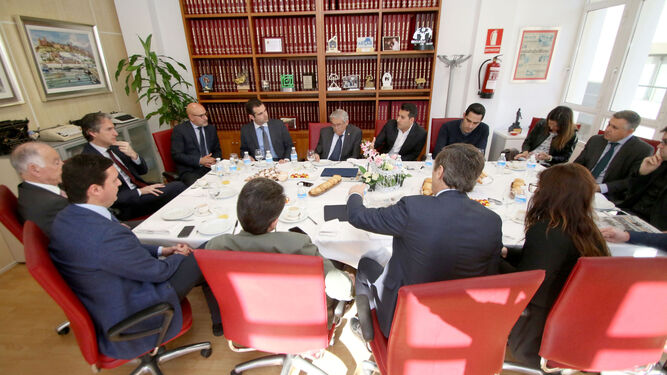El ministro de Fomento, Íñigo de la Serna, estuvo acompañado por el subdelegado y el alcalde de Almería y la familia del PP almeriense con su presidente Gabriel Amat y diputados nacionales.