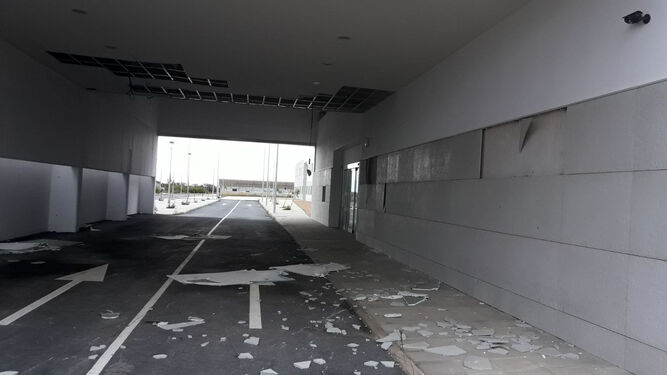 Placas caídas en el techo y paredes en la entrada de Urgencias del Centro Hospitalario de Alta Resolución de la Costa Occidental.