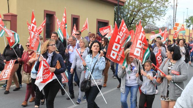 Manifestación de los trabajadores del sector de la hostelería de Huelva, ayer en Isla Canela.