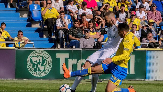 El defensa de Las Palmas Ximo Navarro intenta evitar el disparo de Benzema.