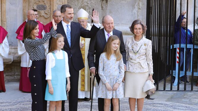 El posado de los Reyes con la princesa de Asturias y la infanta Sofía a las puertas de la seo.