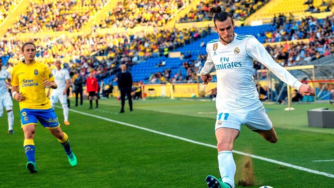 Bale se dispone a centrar desde la banda izquierda ante Las Palmas.