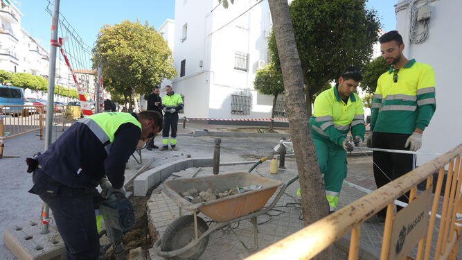Operarios renuevan los bordillos de las aceras en la calle Briceño, en la que Aguas de Huelva comenzará a trabajar la próxima semana en la renovación de la red de saneamiento y abastecimiento.