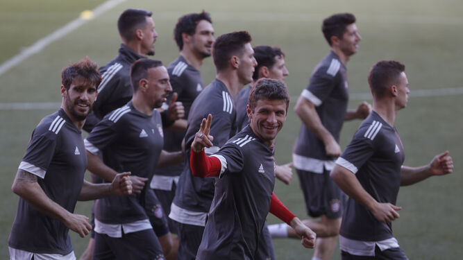 Müller hace el símbolo de la victoria en un momento del entrenamiento del Bayer ayer en el Sánchez-Pizjuán.