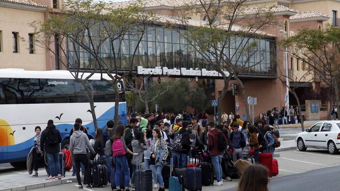: Llegada de los estudiantes portugueses a los hoteles de Punta Umbría en la tarde de ayer para iniciar su semana de fiesta en la tercera edición del festival.