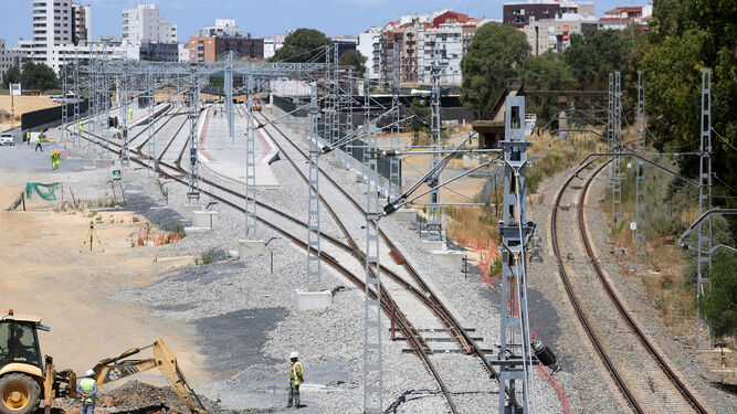 Obras en la nueva estación de trenes de Huelva, meses atrás, con los viales que dan acceso a los apeaderos para la alta velocidad.