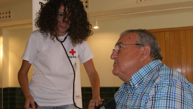 Una voluntaria toma la tensión en una de las acciones en Huelva.
