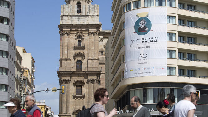 Cartel promocional del certamen junto a la Catedral de Málaga.