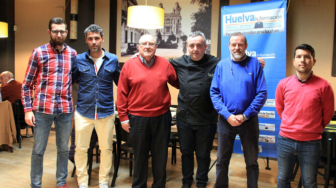 Los integrantes de la Tertulia Deportiva junto a Carlos González en el Gastrobar Ciquitrake.