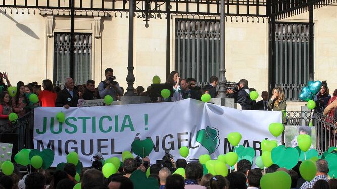 Globos y corazones verdes, símbolo de la familia de Miguel Ángel Domínguez y su hija María, en su petición de justicia, cinco años después de su brutal asesinato en Almonte.