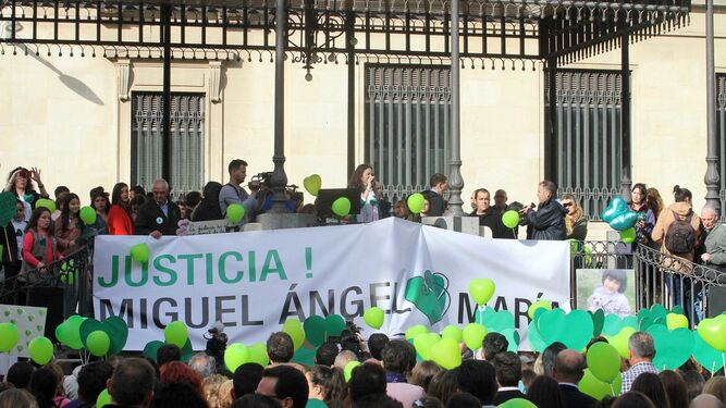 Im&aacute;genes de la concentraci&oacute;n en la Plaza de las Monjas pidiendo justicia para las v&iacute;ctimas del doble crimen de Almonte