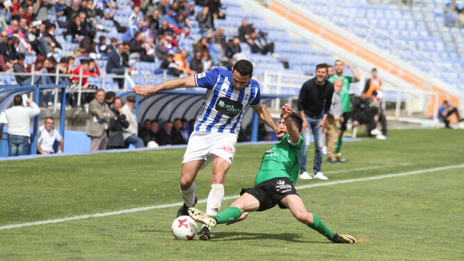Núñez se marcha de un defensor del Villanovense en el último partido en casa.