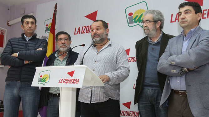 El coordinador provincial de IU, Rafael Sánchez Rufo, junto a los dirigentes sindicales, en la mañana de ayer.