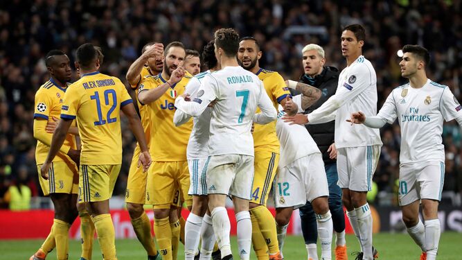 Los jugadores de la Juventus protestan el penalti.