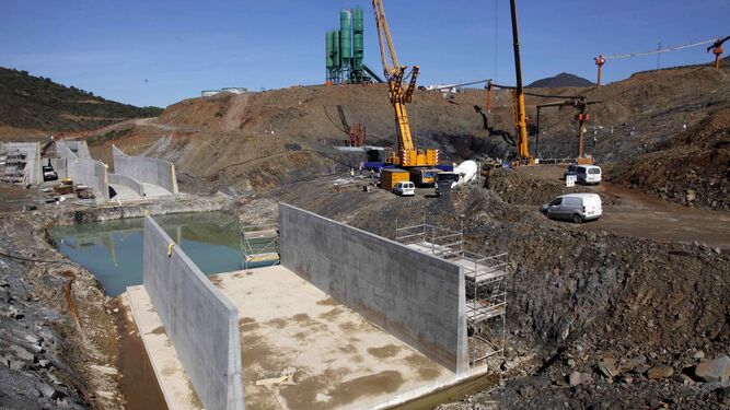 Trabajos de construcción de la presa de Alcolea.
