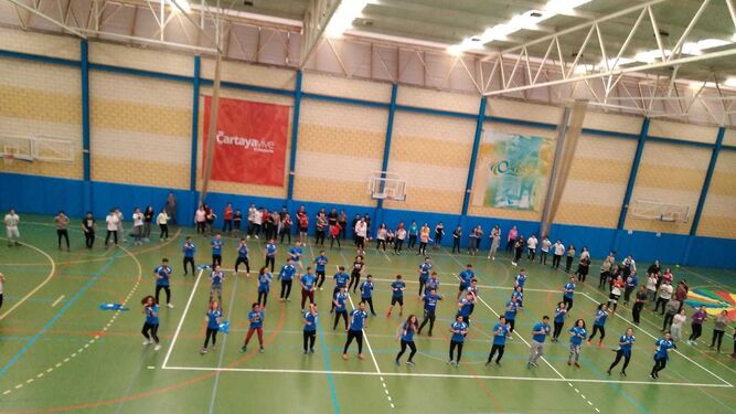 Alumnos del centro educativo realizan actividades en el Polideportivo de Cartaya.