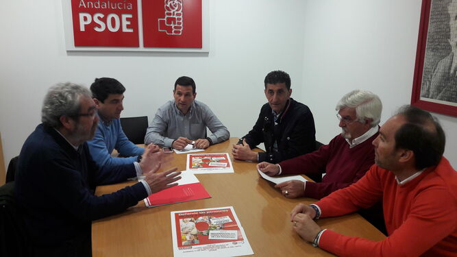 Reunión del PSOE con CCOO y UGT, ayer en la sede provincial socialista.