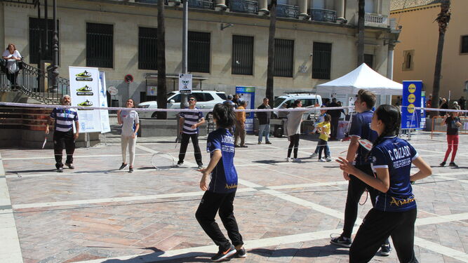 Demostraciones de bádminton en la Plaza de las Monjas.