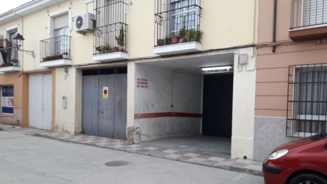 Acceso al garaje de Priego de Córdoba donde aparecieron los cadáveres.
