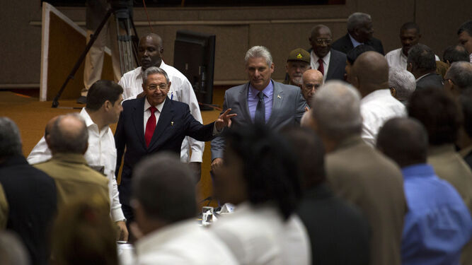 El presidente de Cuba, Raúl Castro, y el primer vicepresidente, Miguel Díaz-Canel, ayer durante la sesión constitutiva de la IX legislatura de la Asamblea.