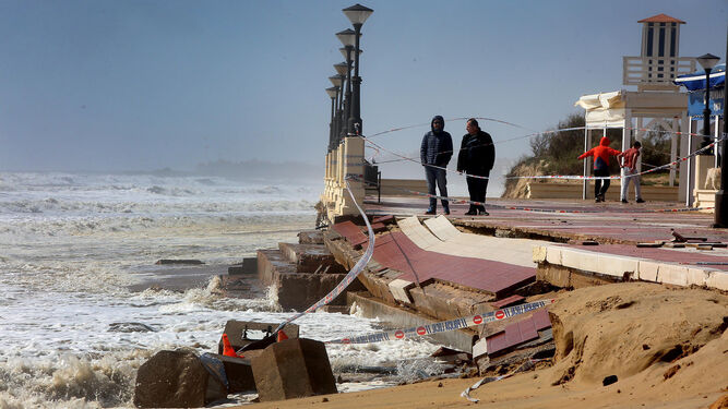 Destrozos en la playa Central de Isla Cristina causados por el temporal el pasado mes de marzo.