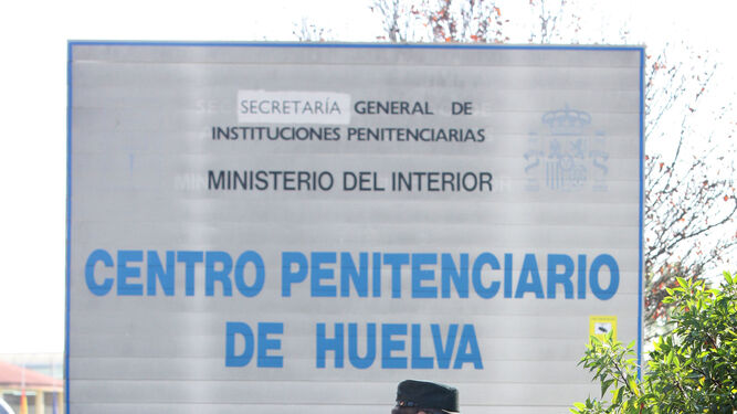 Un agente de la Guardia Civil en el acceso a la penitenciaría de La Ribera.