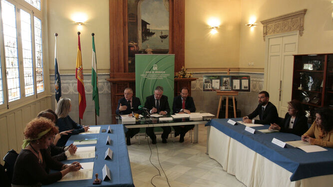 Un momento de la firma de renovación de los convenios entre la Junta, la Diputación y los ayuntamientos, ayer.